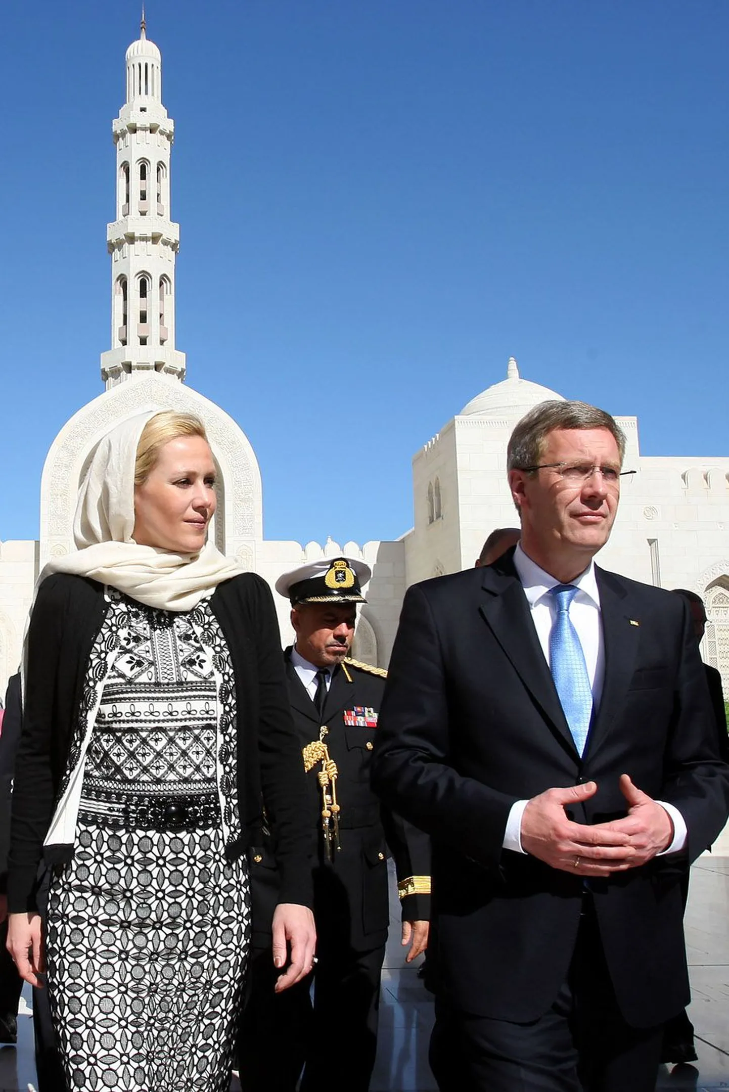 Murepilv skandaalide keskmesse sattunud Saksa presidendi Christian Wulffi pea kohal tumeneb. Kui veel lõppenud aasta detsembri alguses võis Wulff oma abikaasa Bettinaga nautida Omaani päikest, siis nüüd tuleb tal tõrjuda süüdistusi laenuafääri ja meediasse sekkumise kohta.