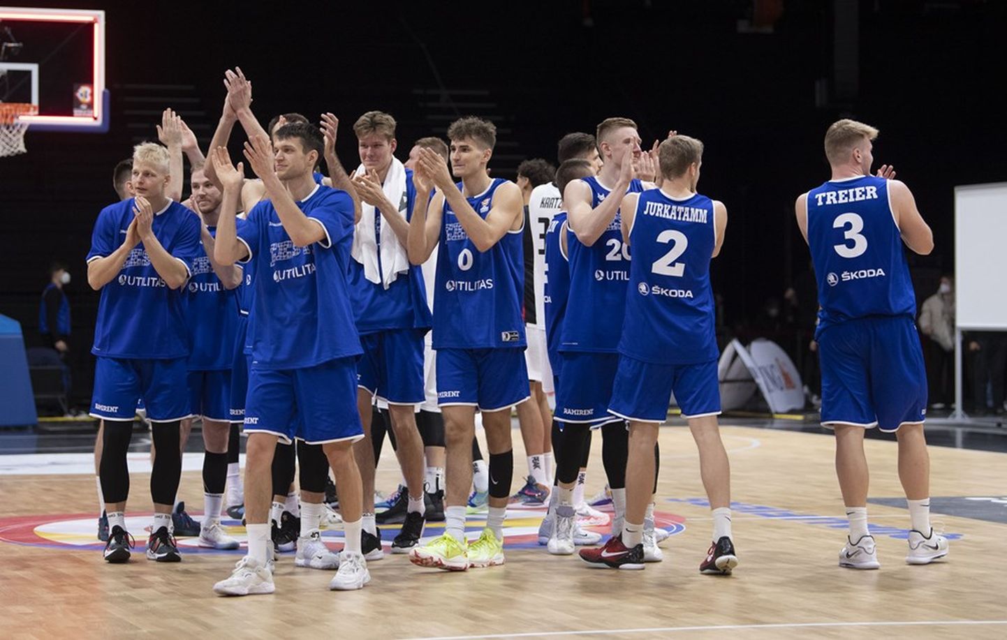 Сборная Эстонии по баскетболу после победы над Германией.