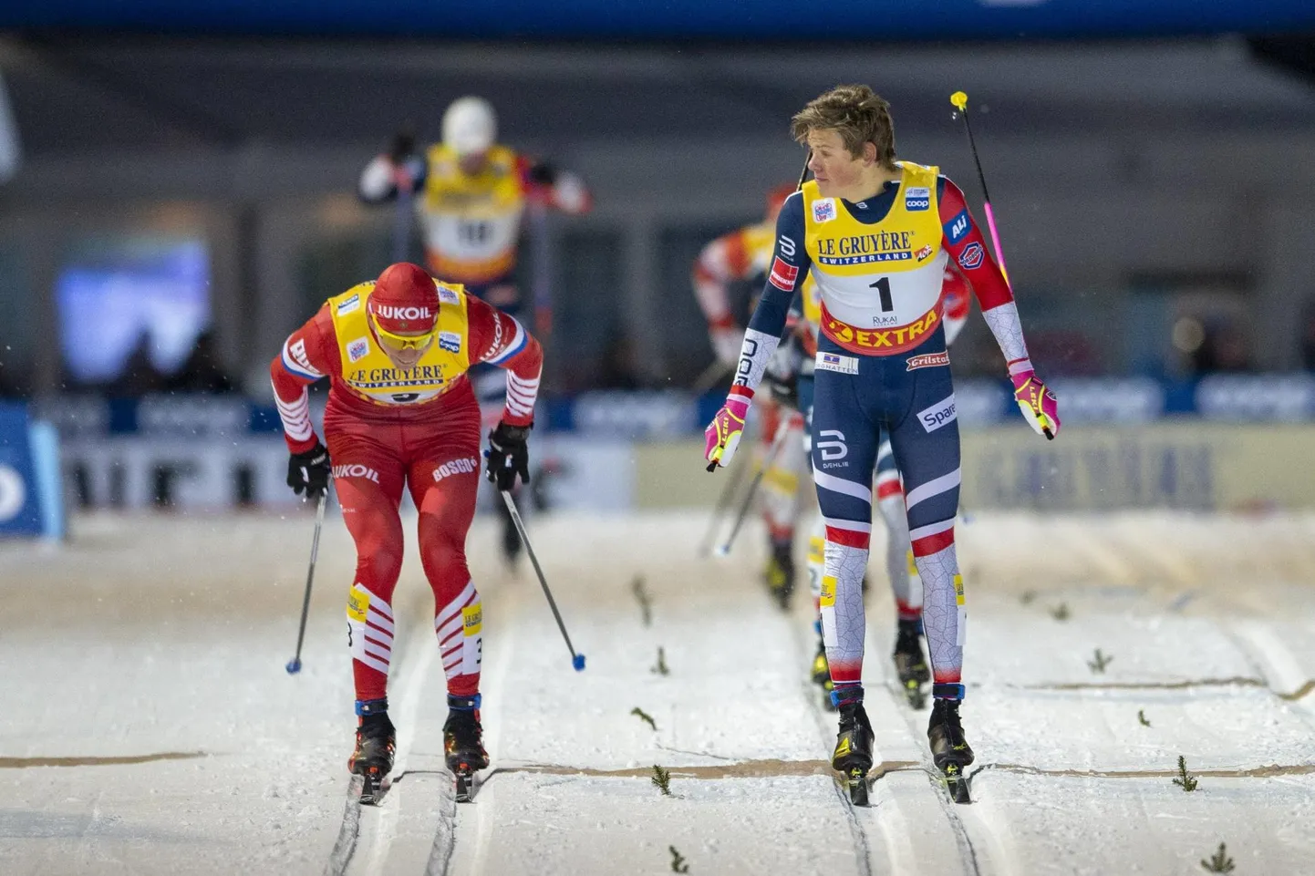 Johannes Hoesflot Klæbo (paremal) ei suuda uskuda, et Aleksandr Bolšunov temast möödub. FOTO: Tomi Hänninen/imago/newspix24/scanpix