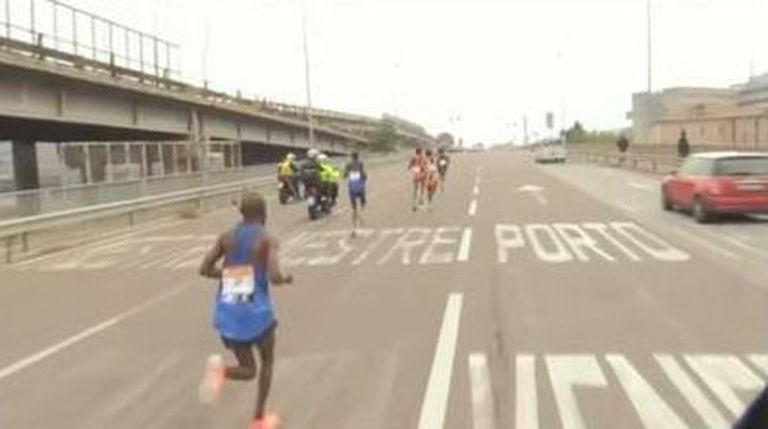 Kaader videost, millel on näha Veneetsia maratoni liidergruppi vales suunas jooksmas / Twitter.com