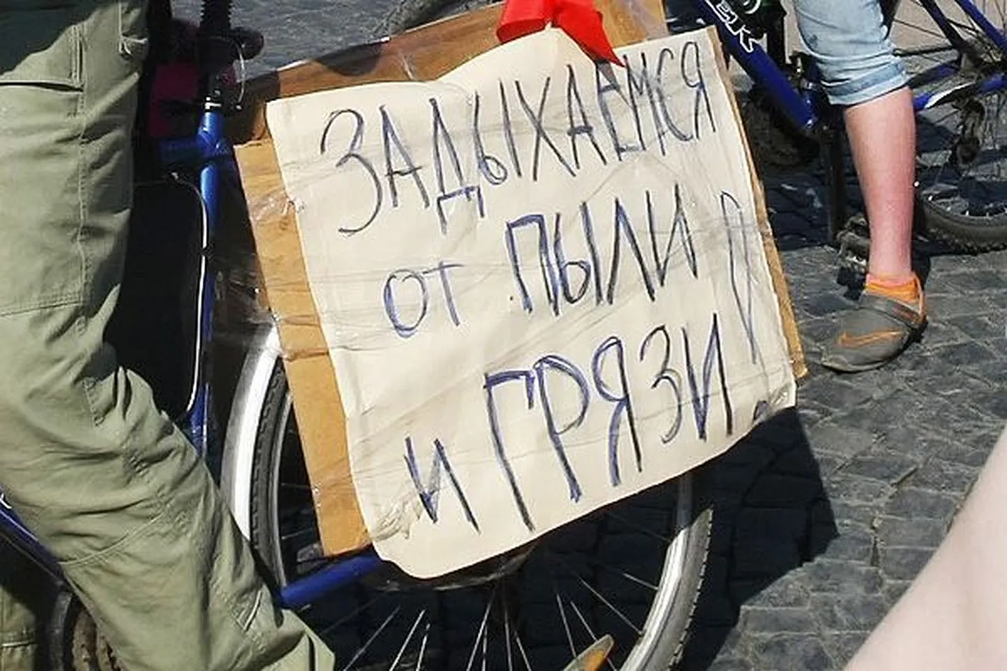 Люди устали от пыли и грязи. Иллюстративное фото.