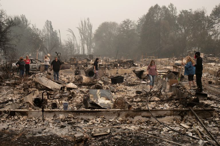 Oregoni perekond oma mahapõlenud maja juures.