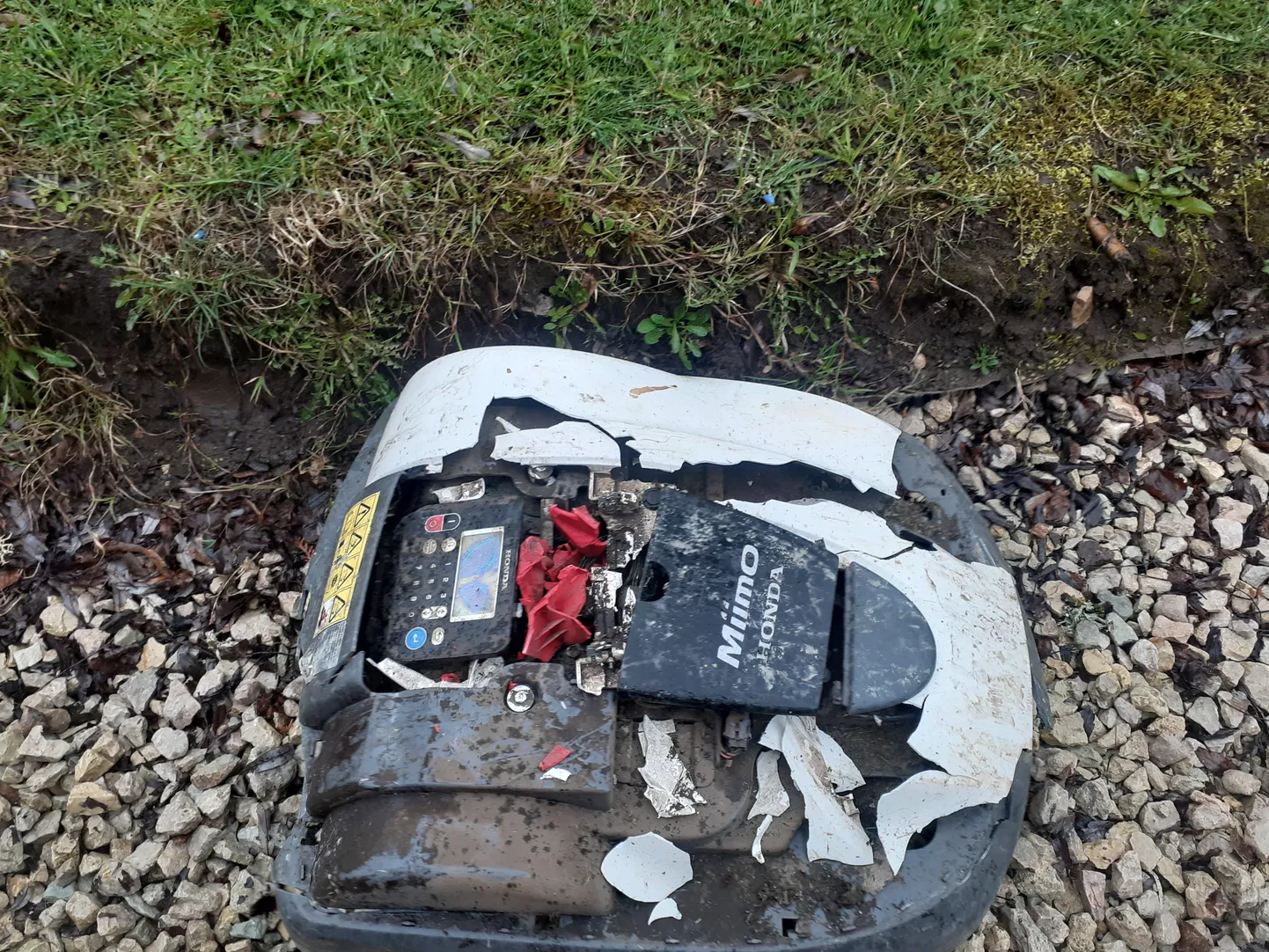 Autorataste alla jäänud robotniiduk.