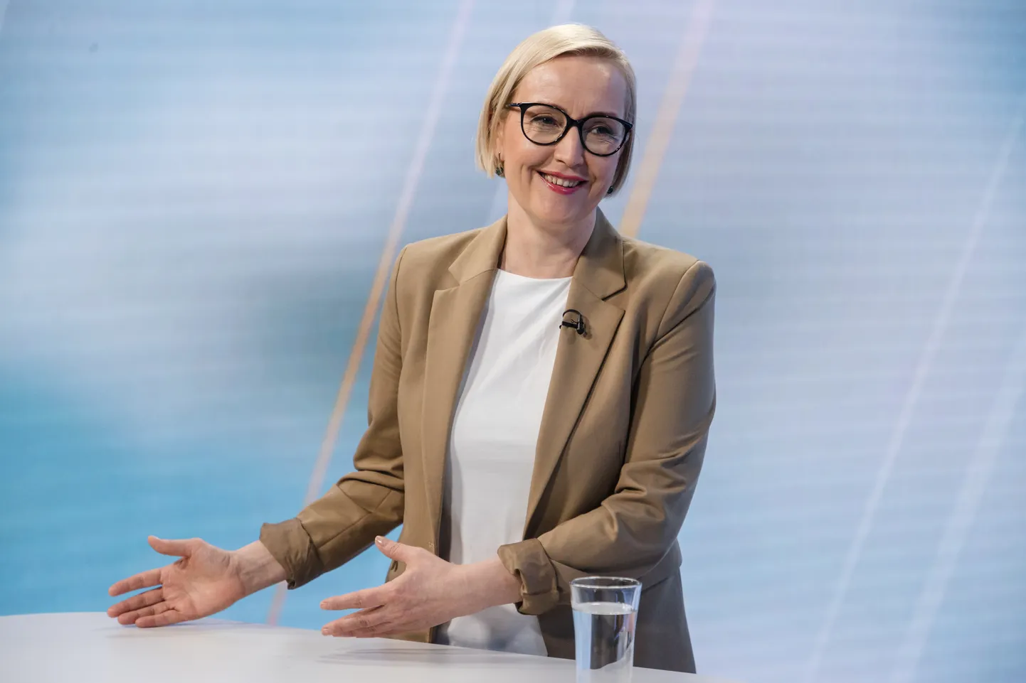 Saade "Otse Postimehest". Stuudios on Kristina Kallas. Saatejuht on Jelena Poverina.