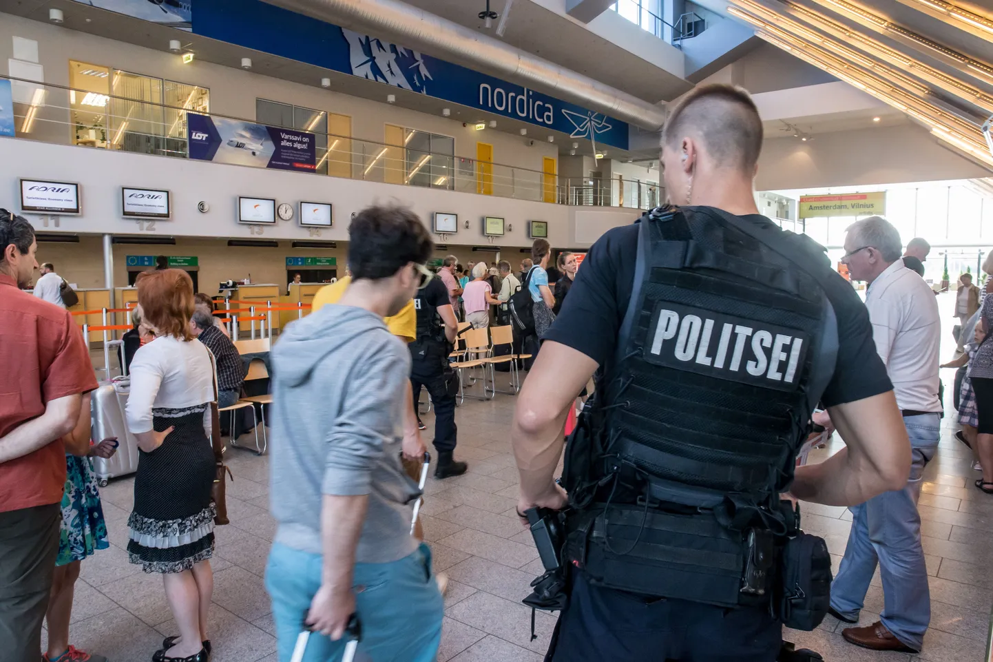 Politseinikud võtsid 2016. aasta juulis pärast pommiähvardust Tallinna lennujaama tugevdatud valve alla.