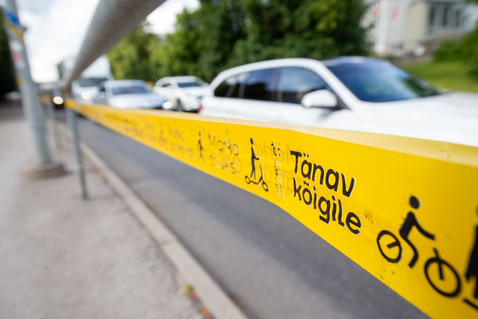 Tartu kesklinna, põhiliselt Riia tänava äärde on tõmmatud lindid, mis võiksid kutsuda liiklejaid üles üksteisega arvestama.