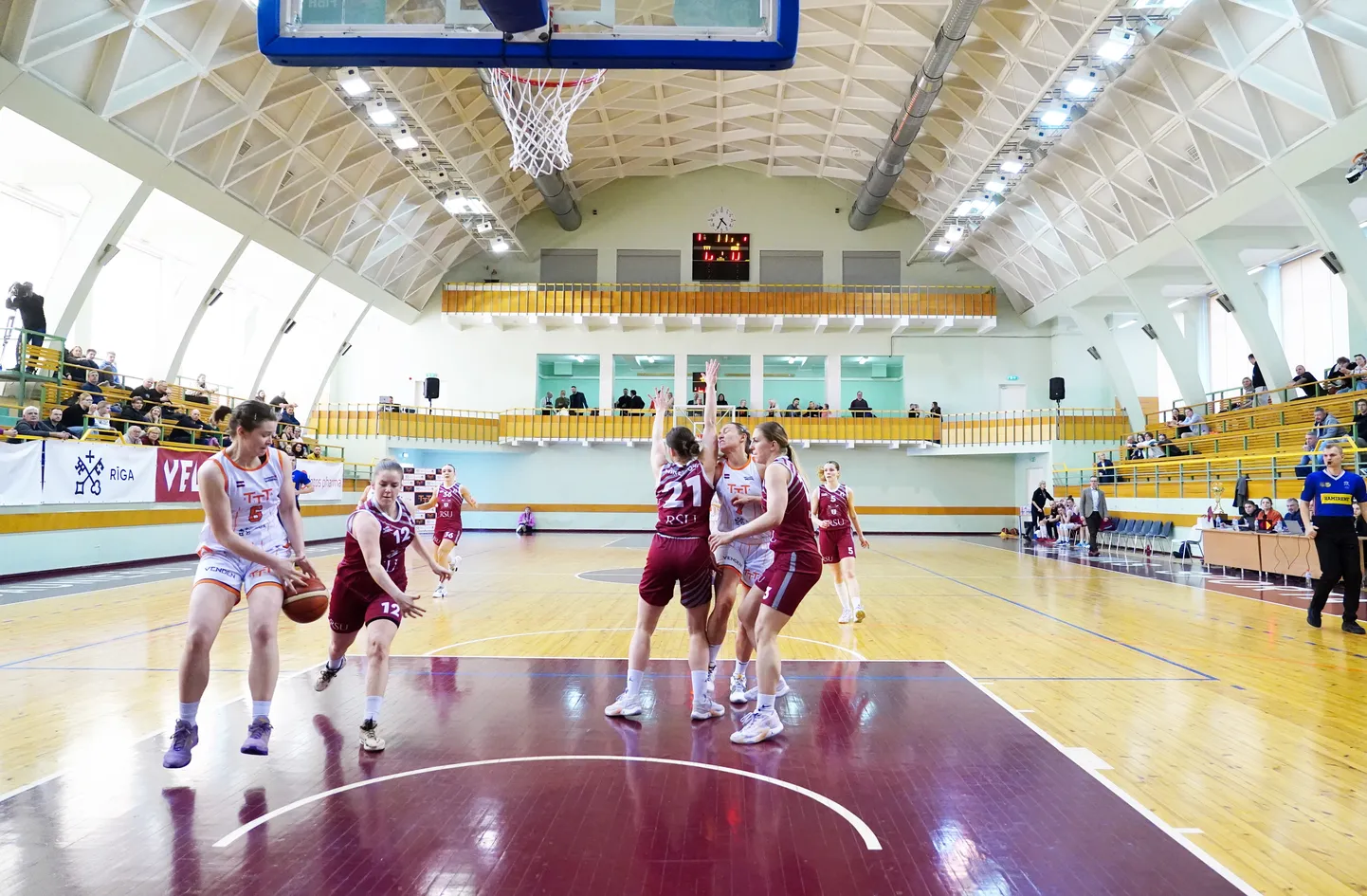 Latvijas sieviešu basketbola čempionāta finālsērijas otrā spēle starp "TTT Rīga" un "Rīgas Stradiņa universitātes"  komandām "Daugavas sporta namā".