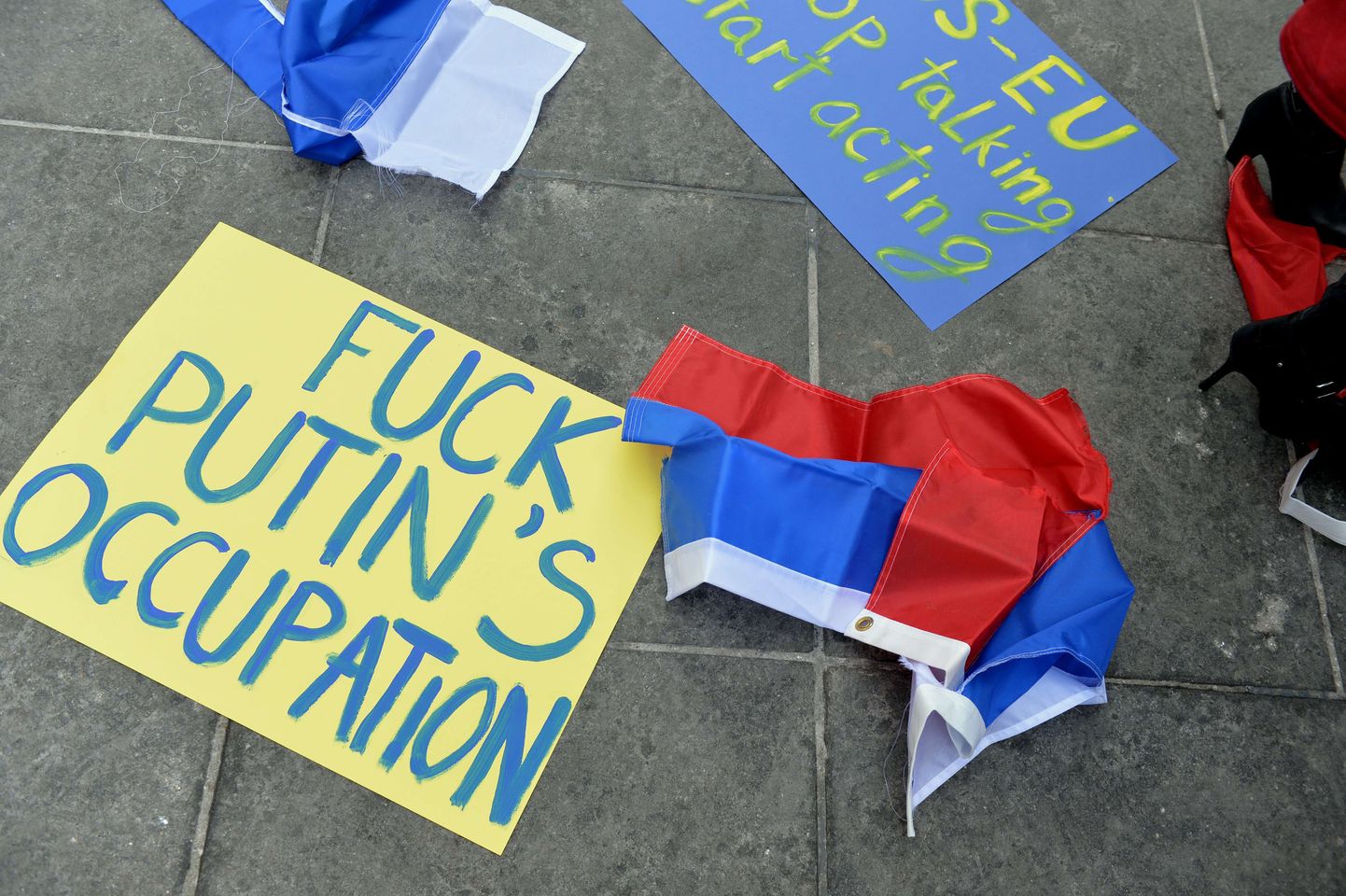 Femeni aktivistid korraldasid täna New Yorgis Venemaa tegude vastu suunatud protestiaktsiooni, millest jäid maha lebama otsekohesed plakatid ja Venemaa lipp.