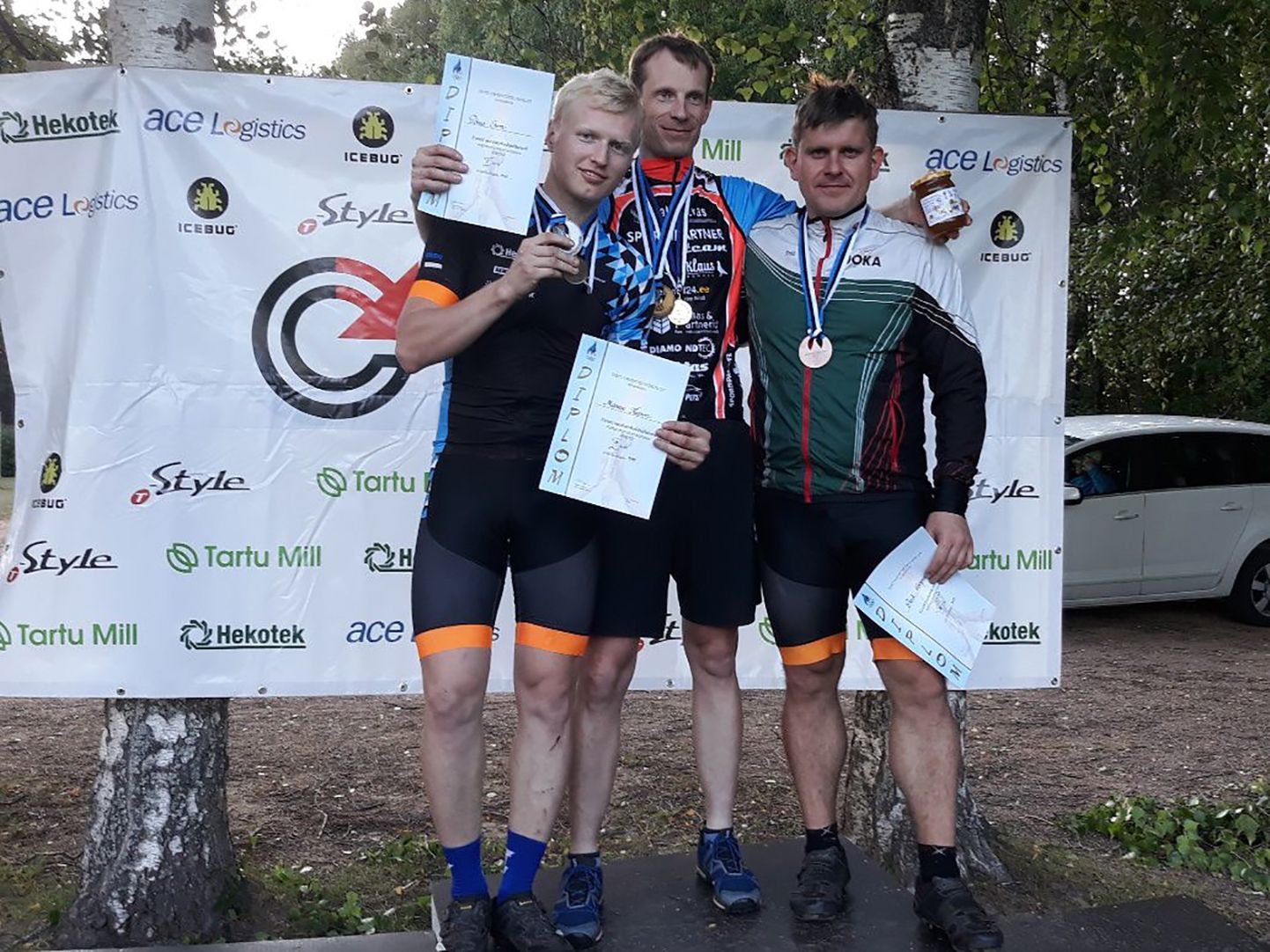 Ratta­orienteerumise Eesti meistrivõistluste sprindi medalivõitjad Marek Karm (vasakult), Tõnis Erm ja Priit Poopuu.