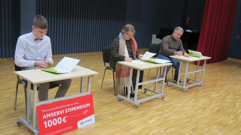 Ettevõtte ja kooli esindajad ning toetuse saaja allkirjastasid eile stipendiumilepingu.