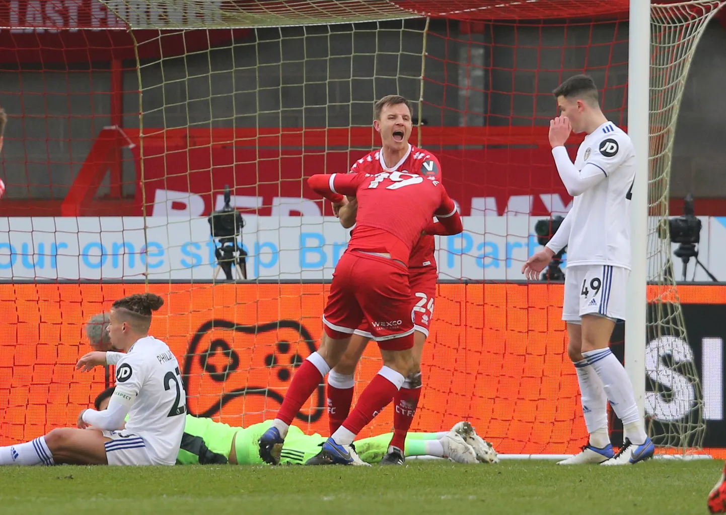 Crawley Towni mängijad rõõmustamas järjekordse värava üle.