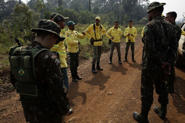 Tuletõrjujad ja sõdurid valmistumas Brasiilias Porto Velhos vihmametsa põlengute kustutamiseks