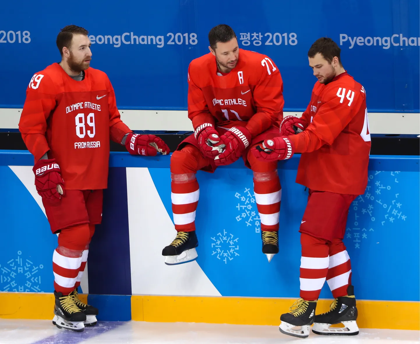 OARi jäähokimeeskonna liikmed Nikita Nesterov (vasakul), Ilja Kovaltšuk (keskel) ja Jegor Jakovlev.