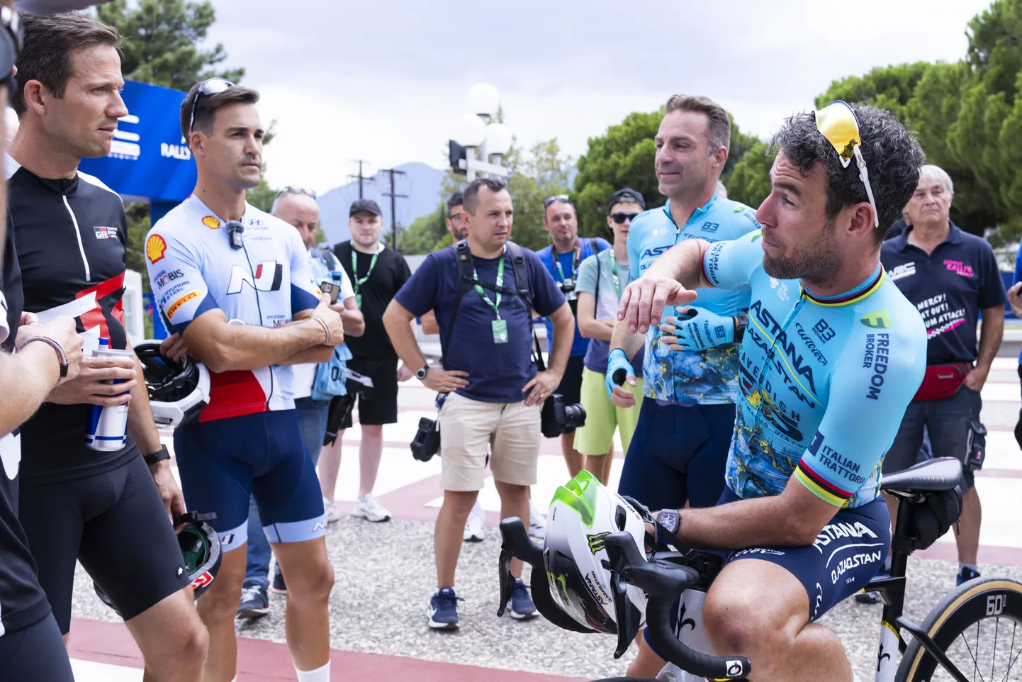 Mark Cavendish (paremal) selgitamas rattasõidu nüansse.