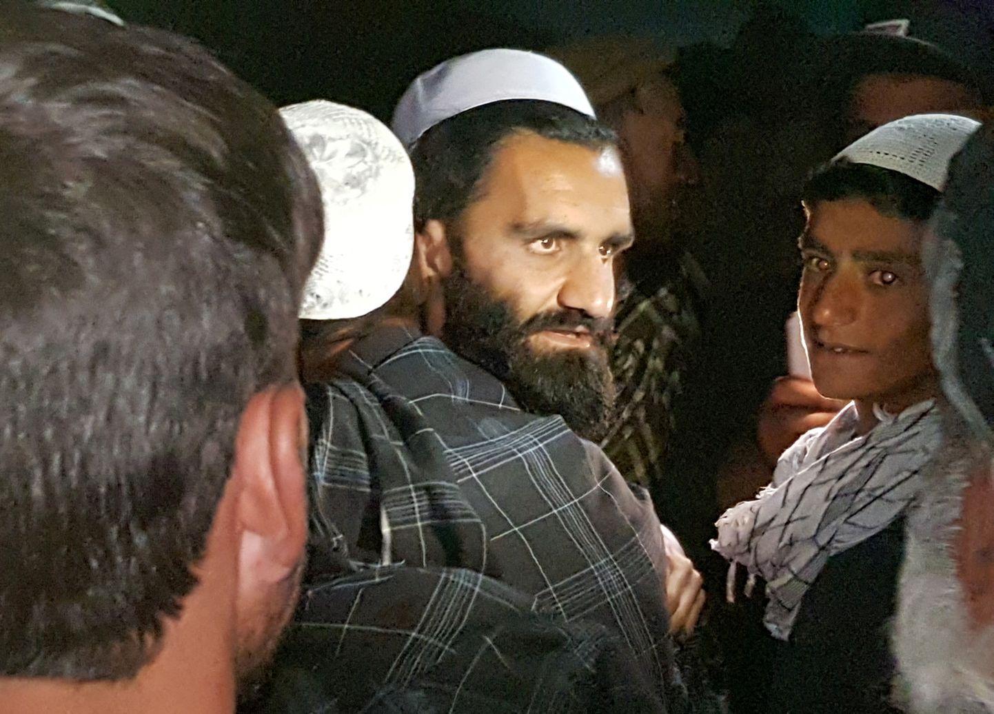 Atbrīvots talibu kaujinieks apskauj radinieku.