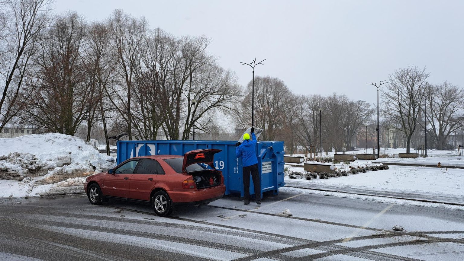 Tartlaste jõulukuuski ootavad Eesti Keskkonnateenuste suured sinised konteinerid. Üks selline toodi eile Turusilla kõrvale parklasse ning leidis kohe ka kasutust. Kuusekonteinerid on väljas oma kolm nädalat.