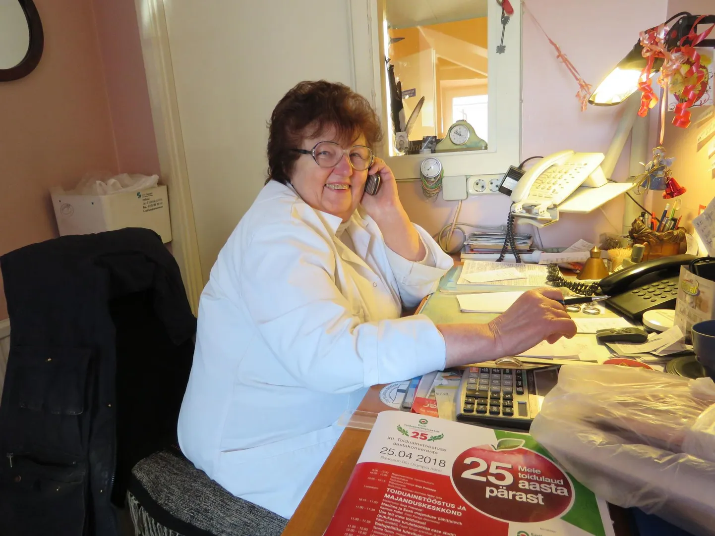 30 aastat tagasi lihatööstust rajama hakanud Maie Niit käib praegugi omanikuna abiks tööd tegemas ja võtab oma kabinetis tellimusi vastu.