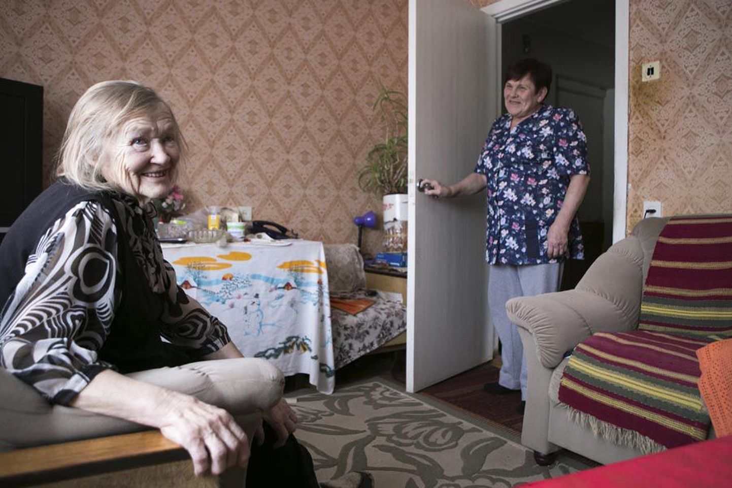 Kaheksa aastat ühes majas elanud naised on ajapikku sõbrunenud ja Linda Kivirähk rõõmustab, kui tema seltsidaam Mare Lenk uksest sisse astub.
