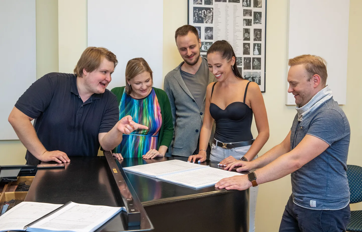 Reedel tegid Estonias proovi lühiooperi «Ööbik ja üliõpilane» solistid Reigo Tamm (vasakult), Kai Rüütel, Raiko Raalik ja Elina Nechayeva ning helilooja Tiit Kikas.