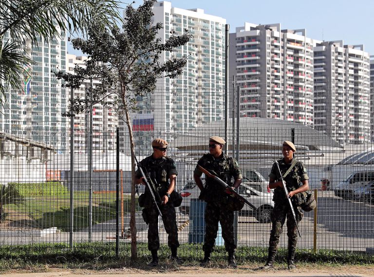 Sõdurid Rios olümpiaküla valvamas. Foto: