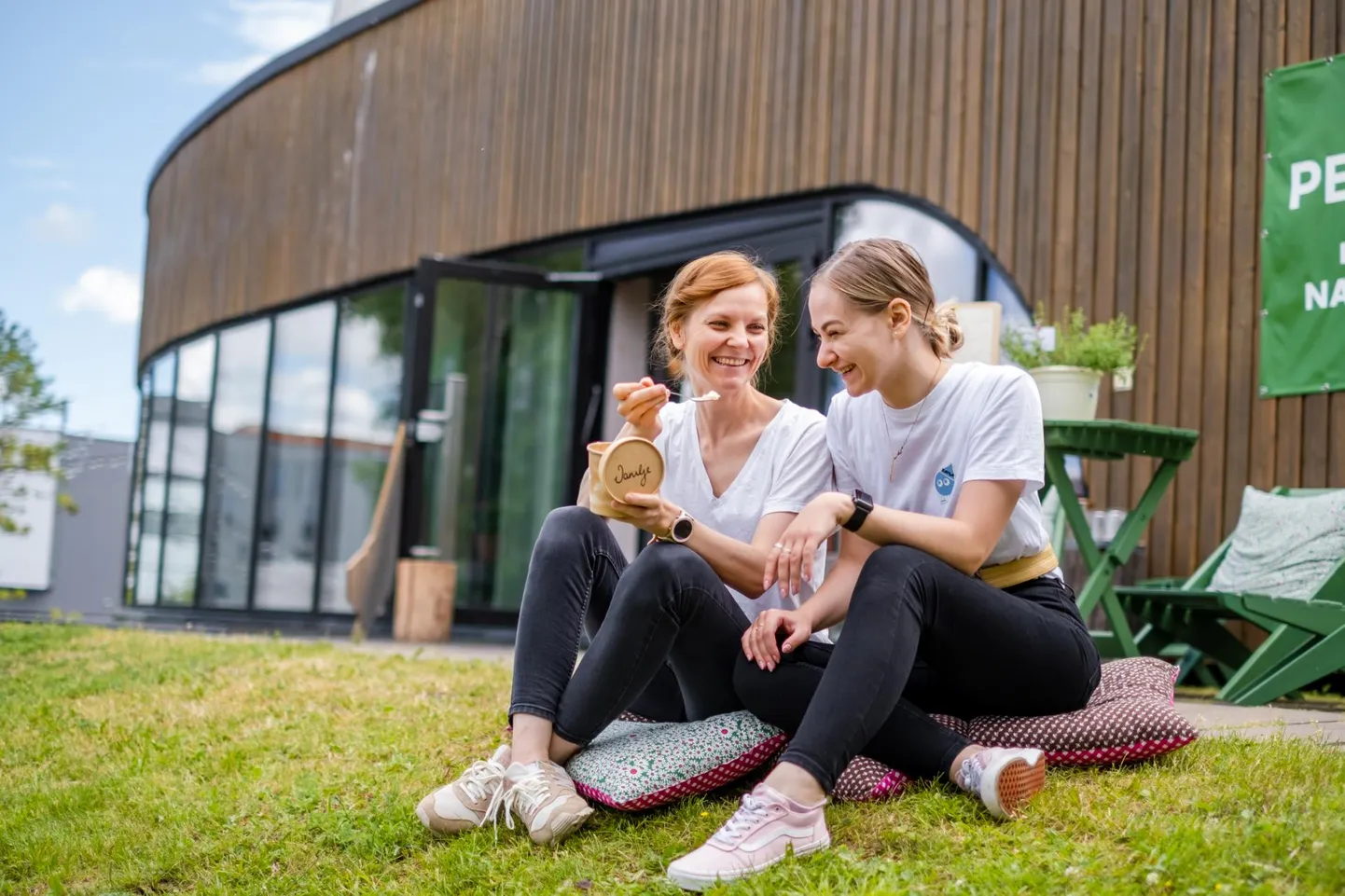 Murumaja jäätisekohvik asub Pernova hariduskeskuse loodushoones. Fotol Kati Ruubel (vasakul) koos õe Kaisaga.