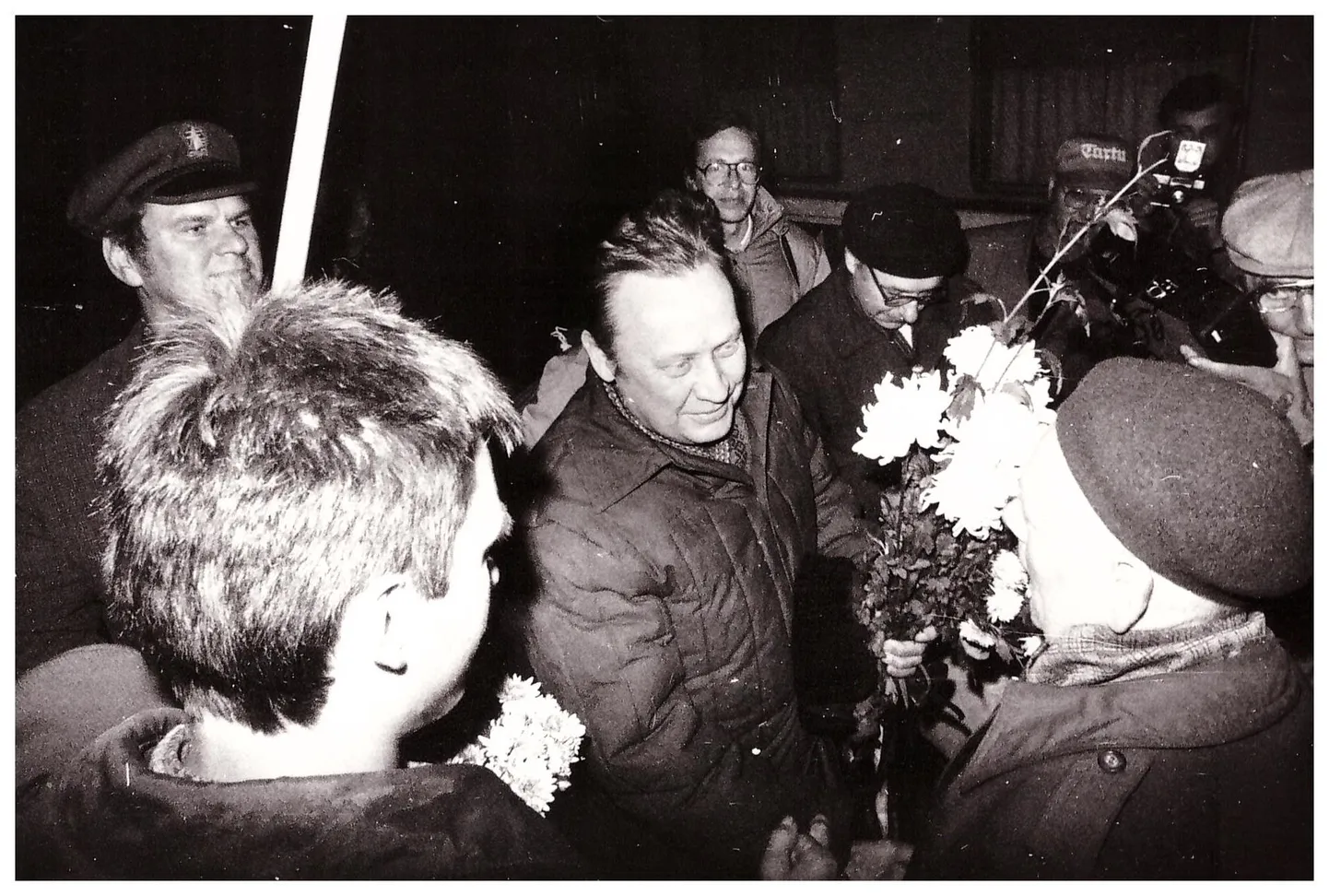 Gulagi vangistusest naasnud Enn Tarto vastuvõtmine 18. oktoobril 1988 Tartu raudteejaamas. Vasakult Harri Henn (lipuga), Enn Tarto, Viktor Niitsoo ja Jüri Adams.