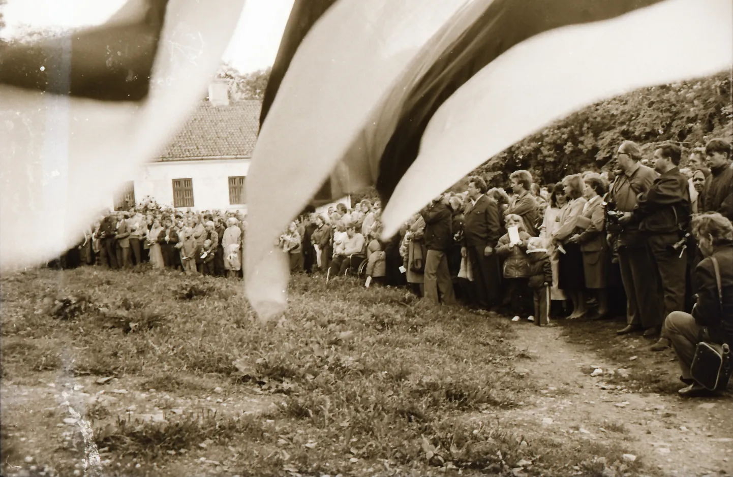 PÄRAST AASTAKÜMNETE MÖÖDUMIST sai Kuressaare lossi hoovis taas trikoloori lehvitada 80ndate aastate lõpul. See foto on tehtud 25. märtsil 1989, mil mälestati küüditamise ohvreid.