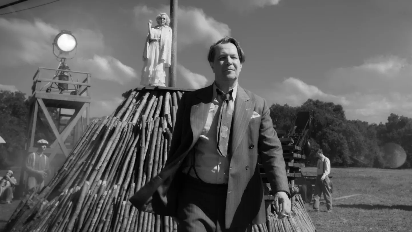 Gary Oldman (nimiosas) ja Amanda Seyfried filmis «Mank». Viimane kehastab omaaegset kuulsat näitlejannat ja Hearsti protežeed Marion Daviest.