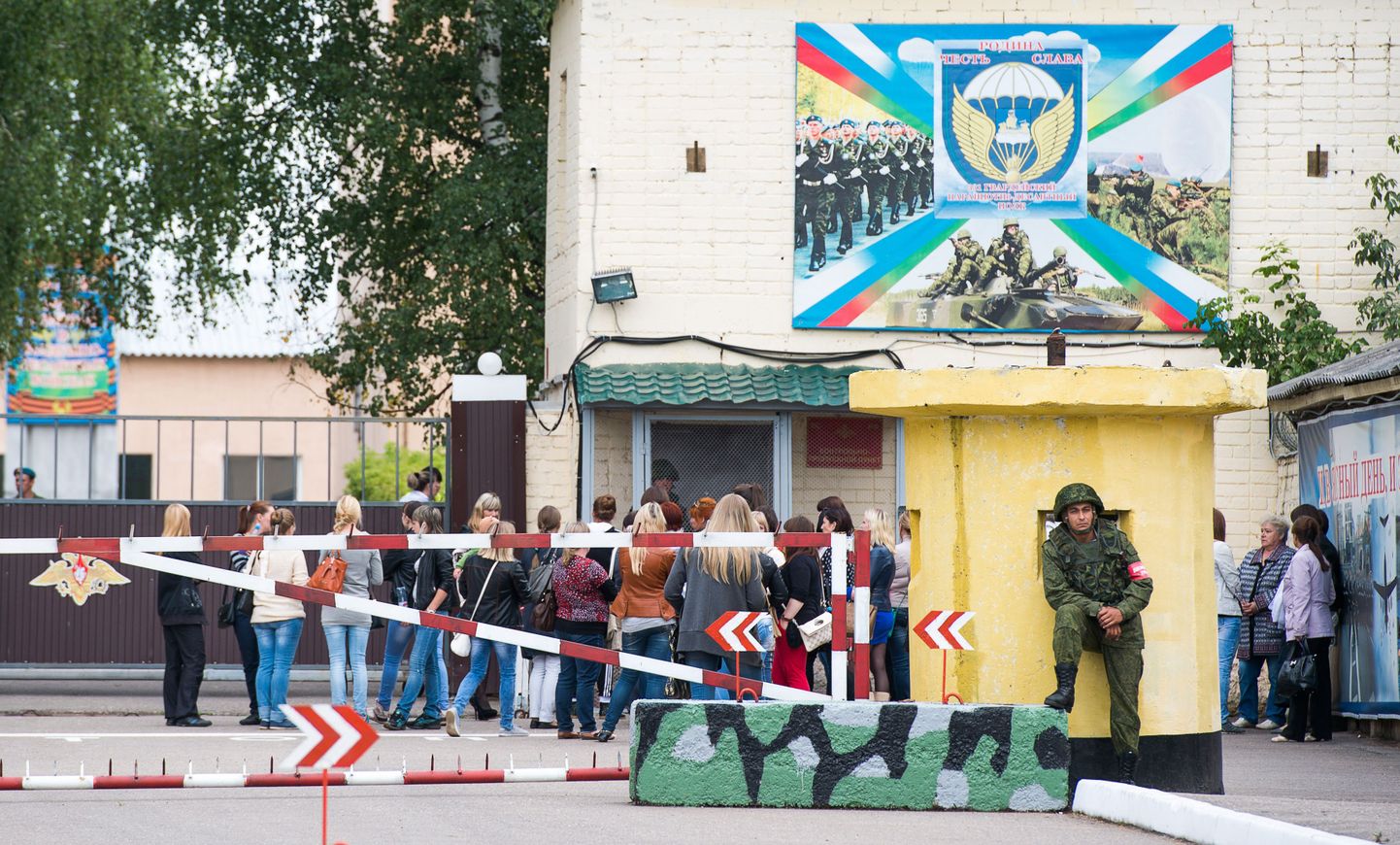 Vene dessantväelaste naised kogunesid Moskvast 350 kilomeetrit põhja pool asuvas Kostroma linnas sõjaväebaasi väravate taha nõudma selgitust oma lähedaste saatuse kohta.