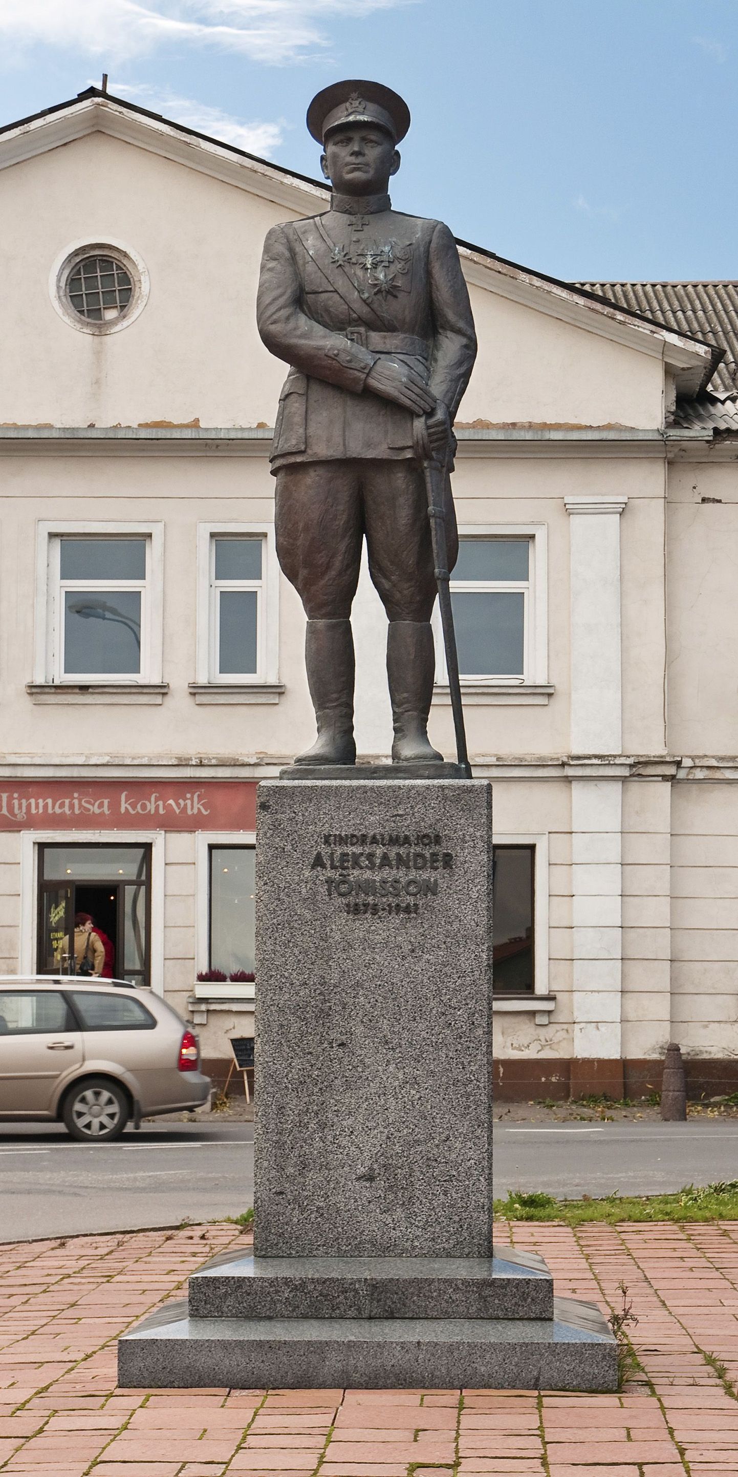 Polkovnik Aleksander Tõnissoni, 1. Eesti polgu ülema monument Jõhvi kesklinnas.