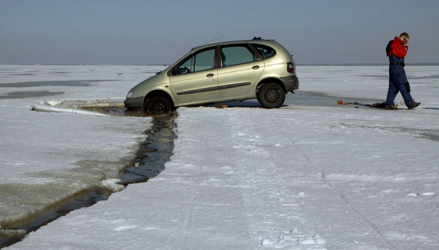 Tahkuranna vallas Uulu küla lähedal merejääl sõitsid kalamehed autoga jääprakku.