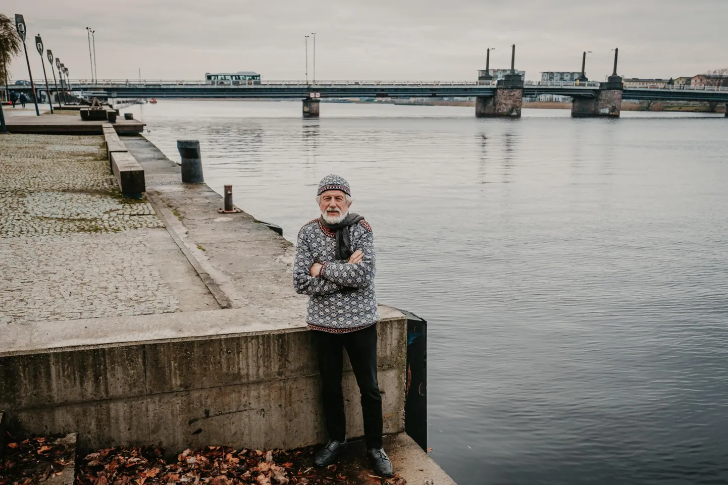 Lääne­mere kunstisadama eestvedaja Mark Soosaar seisab seal, kus maale peaks kerkima ­näitusemaja ja jõele üheksa Lääne­mere-äärse riigi ujuv­paviljonid.
