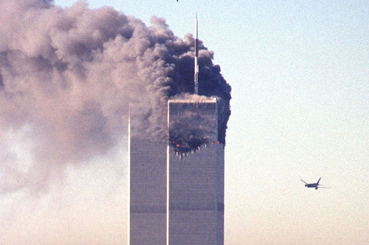 11. septembril 2001 toimus USAs terrorirünnak, milles terroristide kaaperdatud lennukid lendasid New Yorgis Maailma Kaubanduskeskuse kaksiktornidesse. Veel üks lennuk lendas USA kaitseministeeriumi hoonesse.