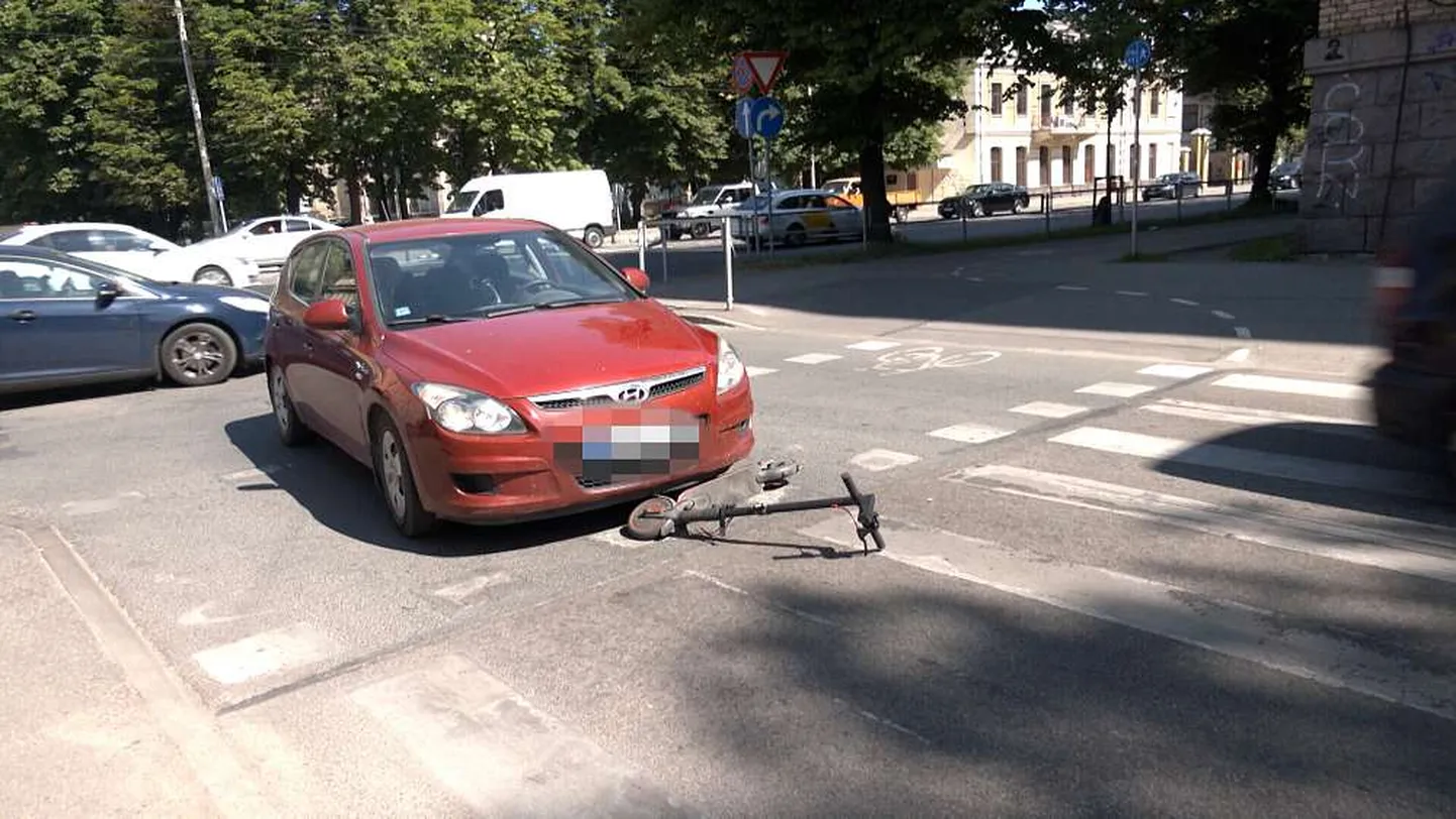 Vieglā auto un elektriskā skrejriteņa sadursme uz Bērzaunes ielas