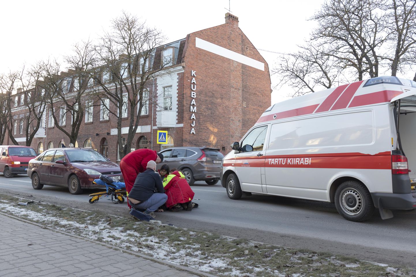 Kella 14.20 ajal sai 17-aastane neiu Tallinna tänaval ülekäigurajal sõiduautolt löögi.