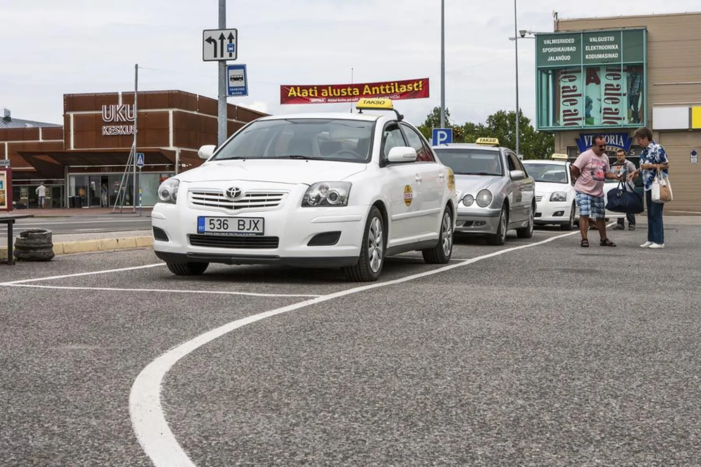 Tulevikus hakkavad Centrumi parklas parkivad ning numbril 1200 tellimusi vastu võtvad sõiduvahendid kandma Tulika Takso kaubamärki. Siis on ka kõik autod valged.