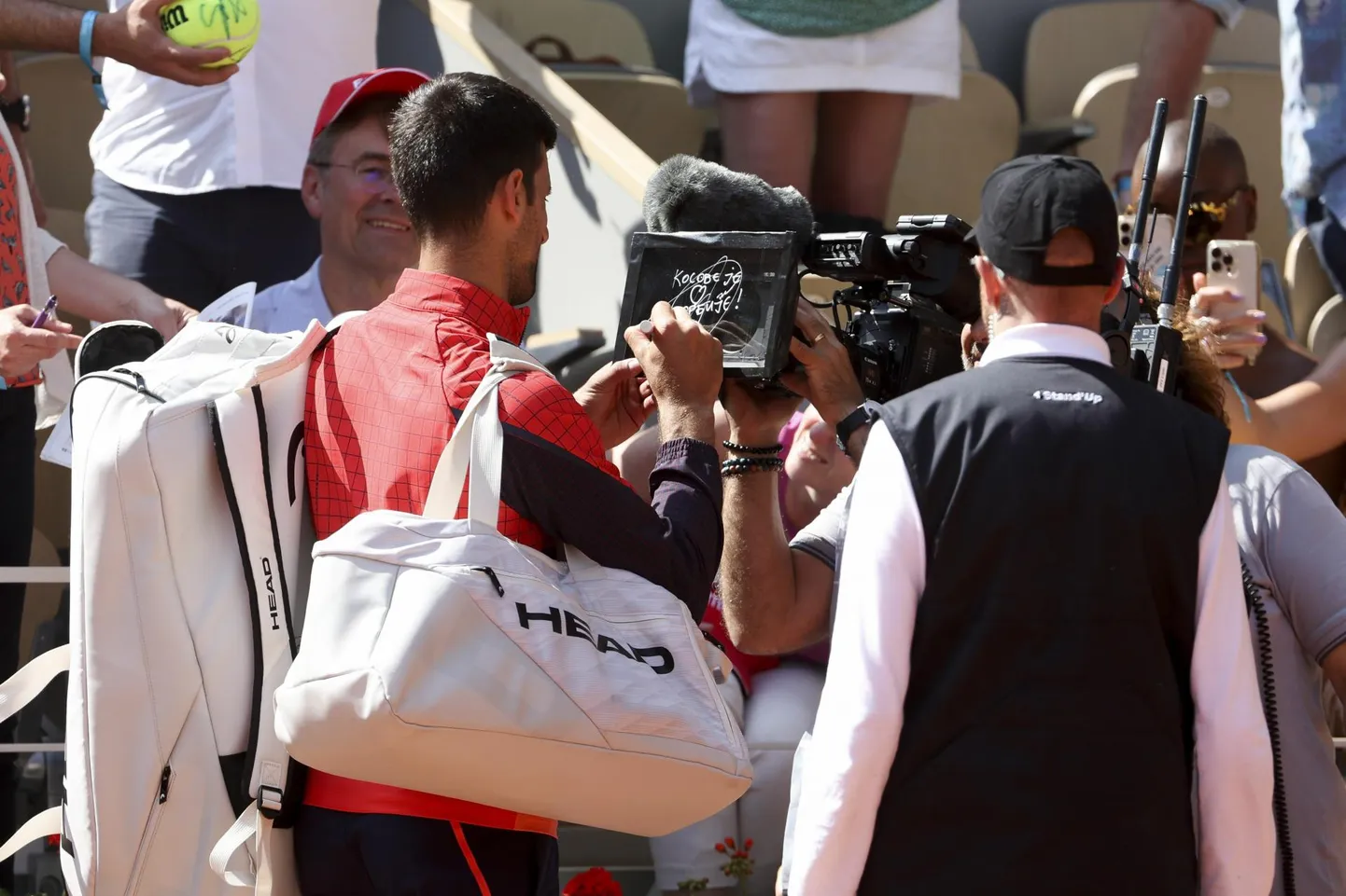 22-kordne slämmitšempion Novak Djokovic kirjutas kaameraobjektiivile: «Kosovo on Serbia süda. Lõpetage vägivald.»