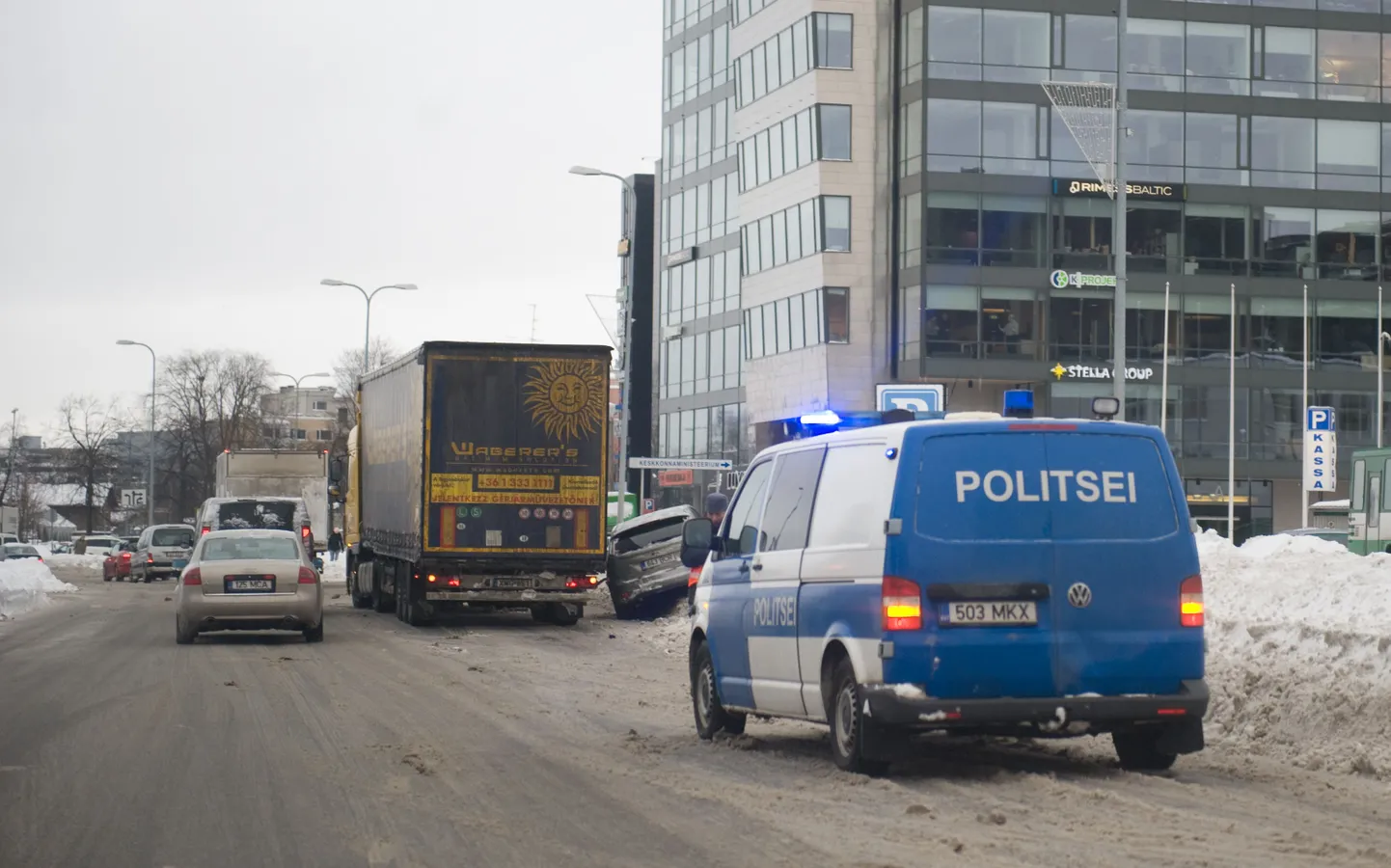 Ahtri tänaval jäi sõiduauto veoki ja lumevalli vahele kinni.