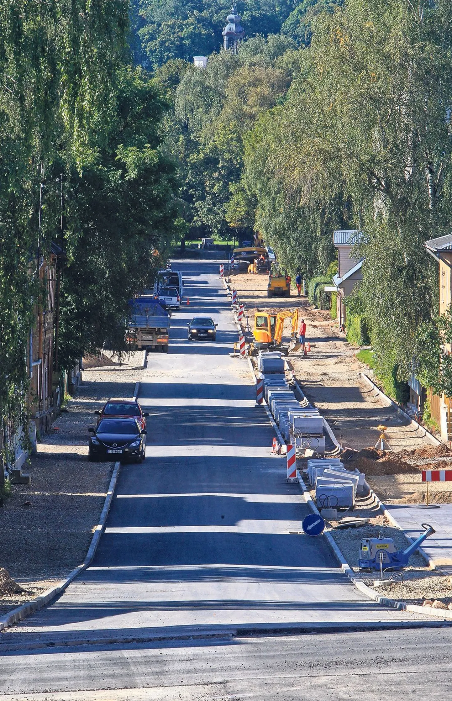 Roosi tänava alguses käib veel kergliiklusteede ehitus. Eesti Rahva Muuseumi peahoone avamiseks peavad aga valmis olema ka hoone juurde viivad teed.