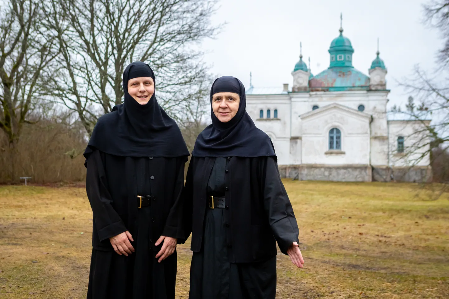 JUMALAGA! Alates märtsist skiita enam külalisi vastu ei võta, kuid Theofili ja Theohariti loodavad, et Reomäe kiriku kompleks jääb kohaks, kust hõngub edaspidigi õigeusu vaimsust.