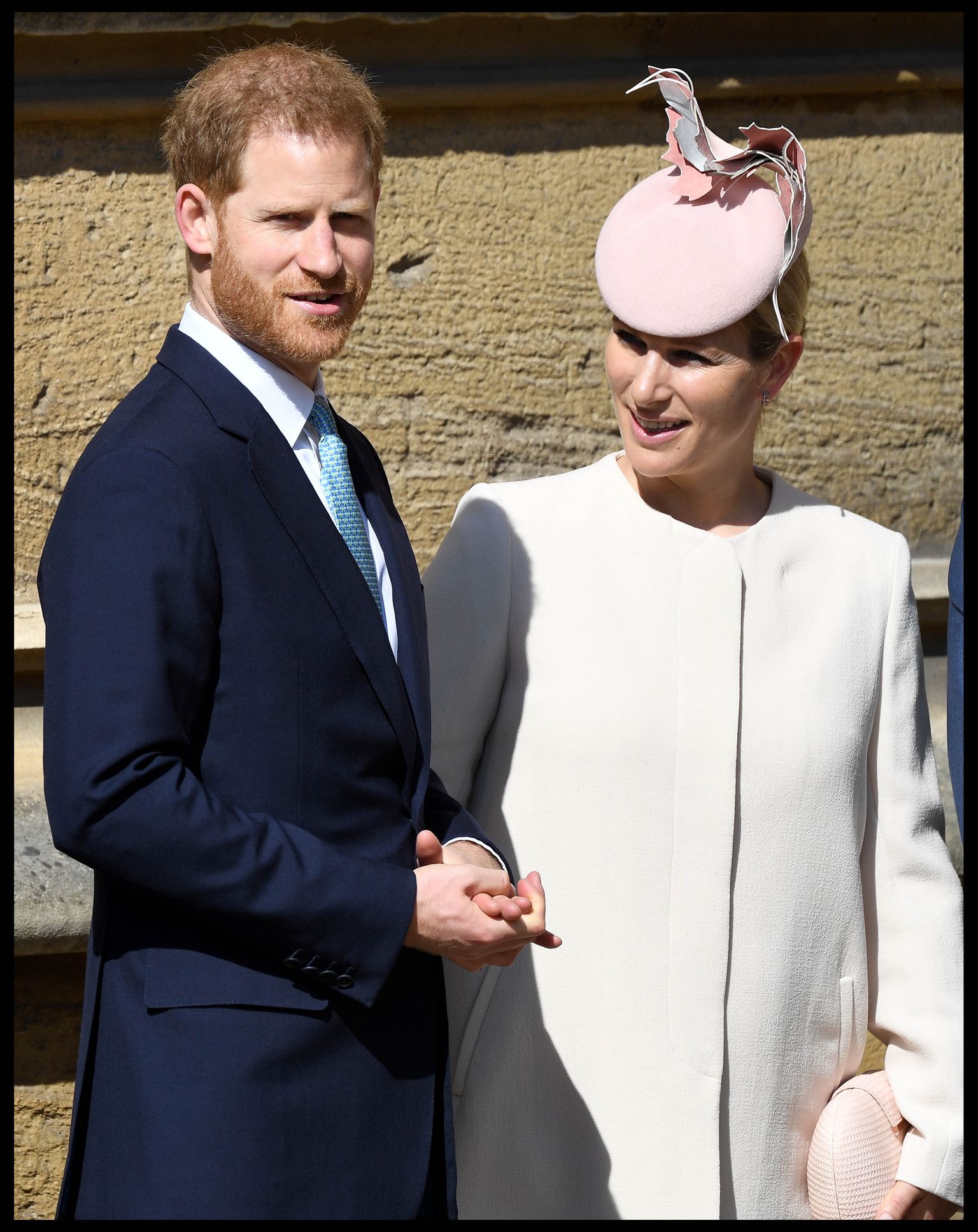 Prints Harry vestlemas enne 21. aprillil 2019 Windsori lossi kabelis toimunud lihavõttejumalateenistust oma täditütre Zara Tindalliga