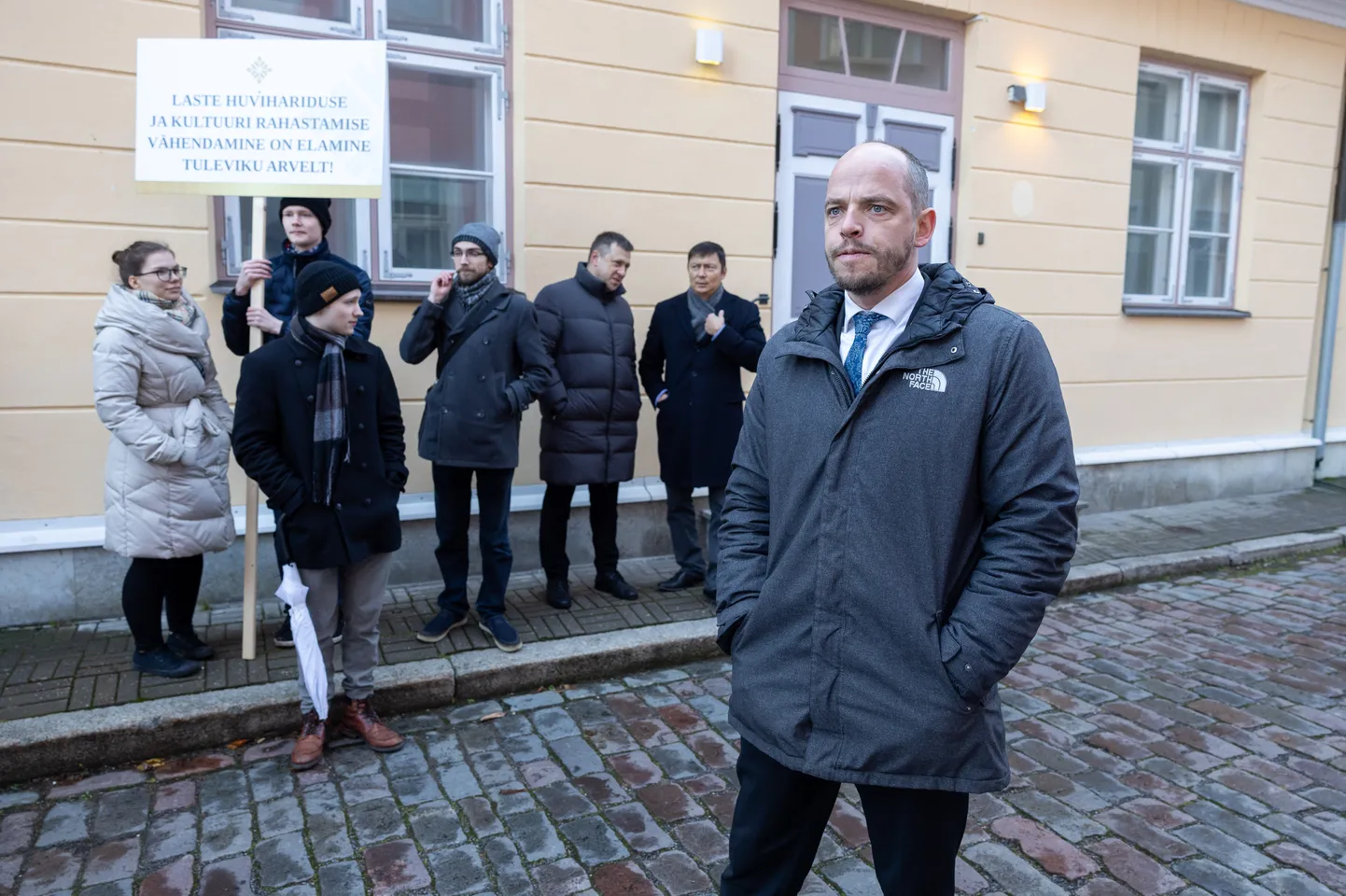 Erakonna ERK meeleavaldus maksutõusude vastu neljapäeval, 14. novembril Toompeal Stenbocki maja ees. Esiplaanil ERKi esimees Silver Kuusik.