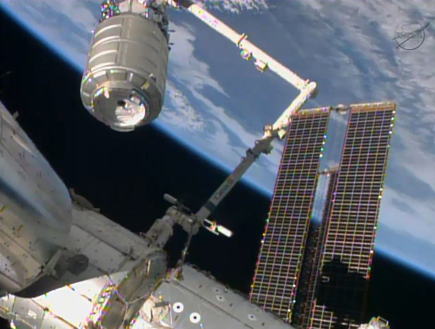 Cygnus (üleval vasakul) Rahvusvahelise Kosmosejaama juures.