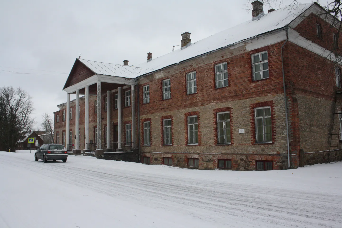 Suurejoonelise väljanägemise ning väärika ajalooga koolimaja Põltsamaa lähistel on soovijail võimalik osta alla 50 000 euro eest.