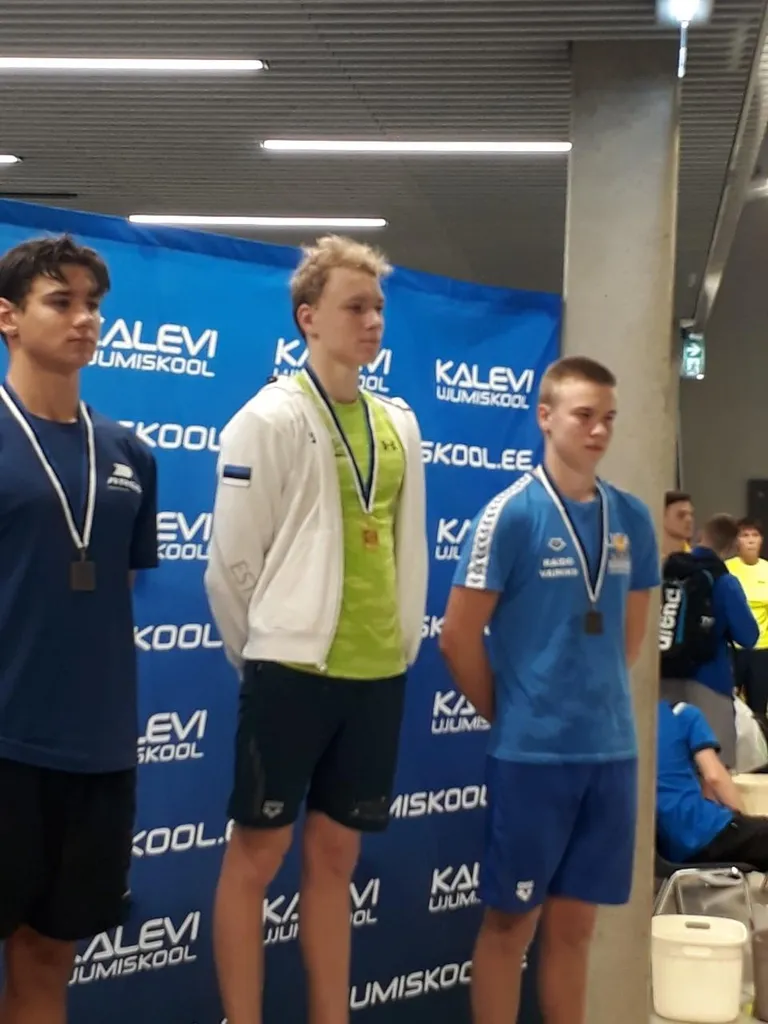 Raido Vainikk (pildil paremal) tuli kolmandaks 400 meetri vabaltujumises.