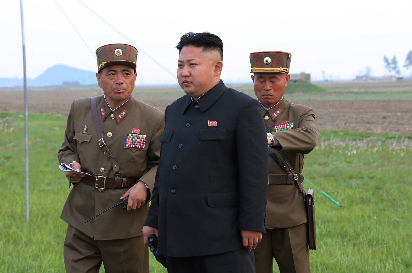 Põhja-Korea diktaator Kim Jong-un (keskel) kontrollib suurtükiväelaste õppust.