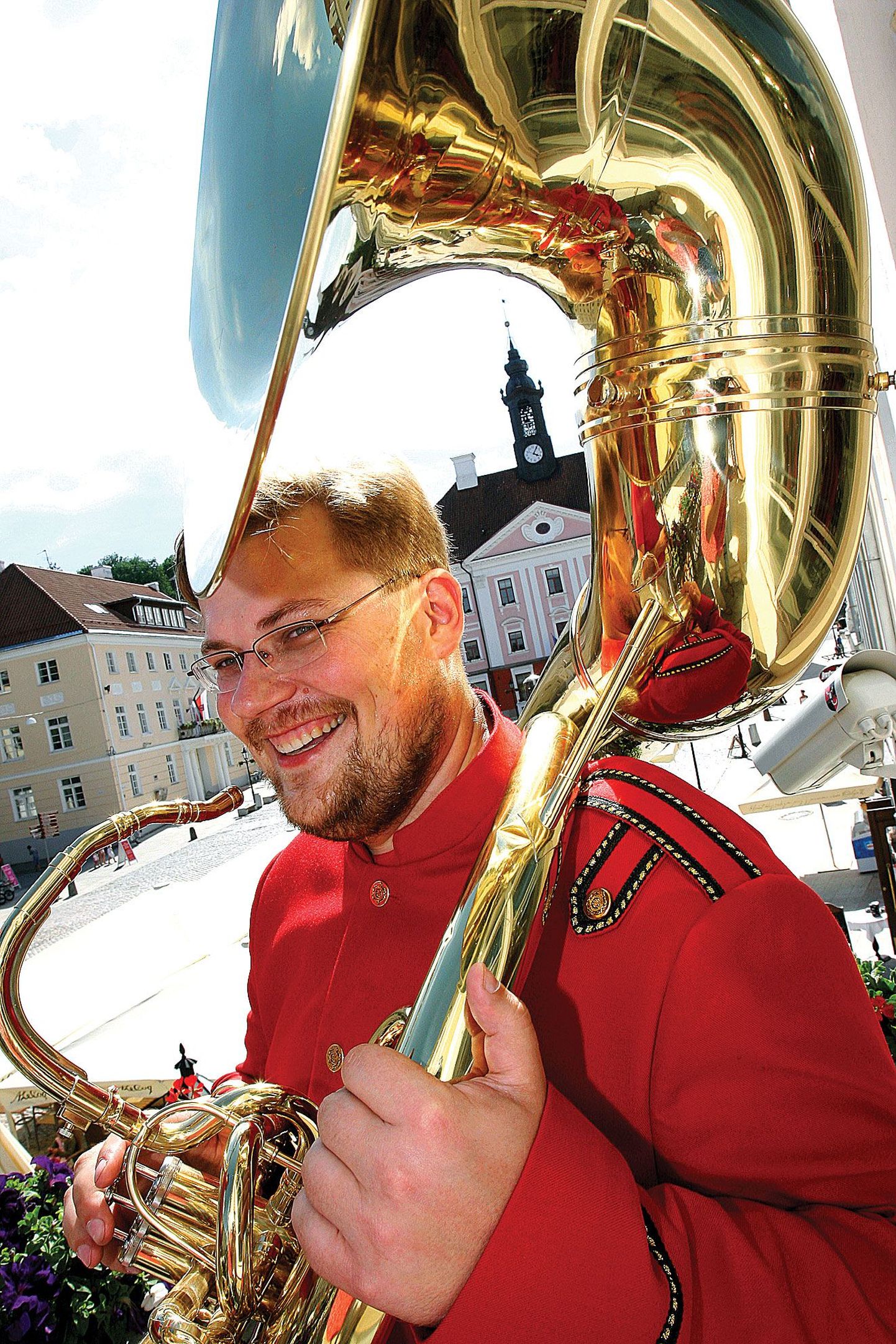 Lisaks Vanemuise teatri finantside juhtimise kõrval on Toomas Peterson Tartu puhkpillimuusika üks suunajaid.