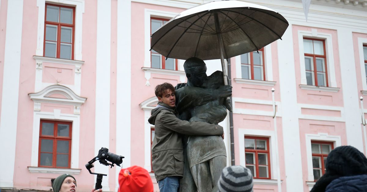 Näosaate Pelle Põldma filmis Tartu raeplatsil uut videot