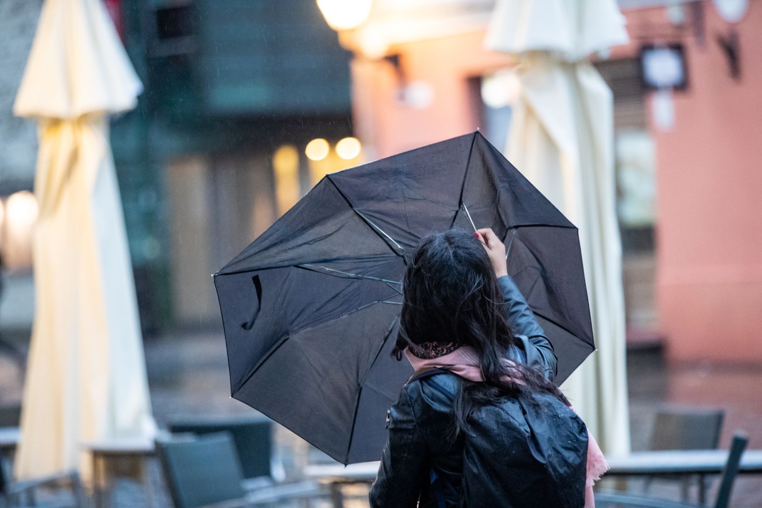 Inimene vihmavarjuga.