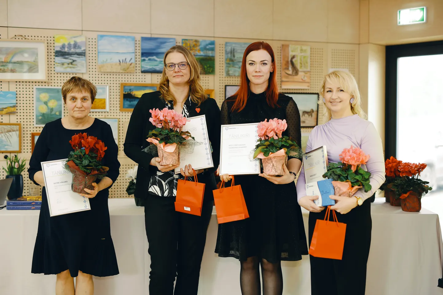 AASTA TEGIJAD: Aasta sotsiaalvaldkonna vabatahtlik Katre Halliko, aasta hoolekandja  Mare Lest, aasta koostööpartnerit, töötukassa Saaremaa osakonda esindanud Grete Pokk ja aasta sotsiaaltöö tegija Maarja Nuut.